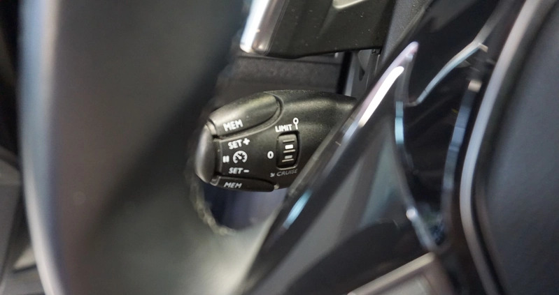 Peugeot 3008 cena 109900 przebieg: 60912, rok produkcji 2018 z Piaseczno małe 631